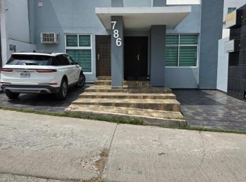 Casa · 4 Recámaras · 2 Estacionamientos · Casa en Venta en Lomas de Guadalupe Br1