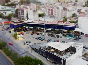 Local comercial · 1100m² · 70 Estacionamientos · Local en Traspaso Plaza 16, León, Guanajuato