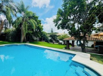 Casa de 7 habitaciones, Cuernavaca · ¡Casa Colonial con Enorme Jardín y Alberca!