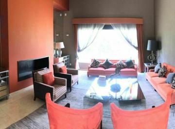 Casa · 710m² · 4 Recámaras · 8 Estacionamientos · Venta Residencia en Lomas Country Club