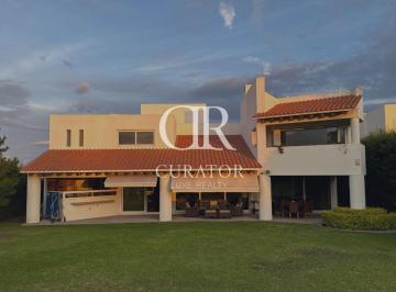 Casa · 800m² · 4 Recámaras · 4 Estacionamientos · Casa en Venta en El Campanario, Querétaro.