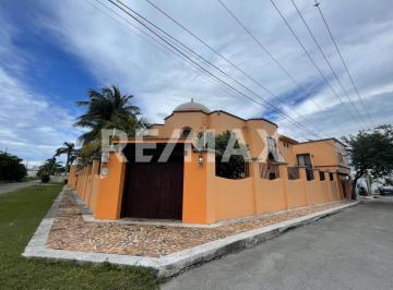 Casa · 1100m² · 1 Recámara · 5 Estacionamientos · Casa en Venta de 12 Recámaras a Una Cuadra del Malecón de Cozumel - (4)