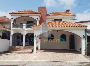 Casa · 4 Recámaras · 1 Estacionamiento · Casa en Fraccionamiento Petrolera Chairel