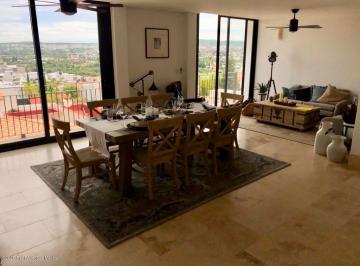 Departamento · 251m² · 3 Recámaras · 2 Estacionamientos · Cumbres del Lago Penthouse de 3 Recamaras en Renta Rah806