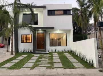 Casa · 250m² · 4 Recámaras · 2 Estacionamientos · Casa en Venta en Fraccionamiento en Lomas de La Selva