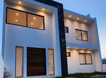 Casa · 460m² · 6 Recámaras · 3 Estacionamientos · Casa - Lomas de Juriquilla