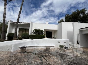 Casa · 1040m² · 6 Recámaras · 3 Estacionamientos · Casa en Venta Campestre Las Diligencias