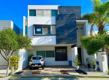 Casa · 303m² · 3 Recámaras · 2 Estacionamientos · Casas en Venta en Aguascalientes Norponiente en Ruscello Super Amplia