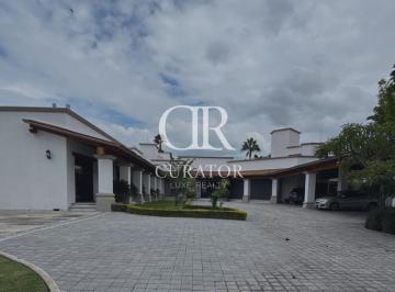 Casa · 860m² · 5 Recámaras · 20 Estacionamientos · Casa en Venta en Jurica, Querétaro.