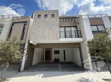 Casa · 241m² · 4 Recámaras · 2 Estacionamientos · Casa en Venta en Dominio Cumbres García