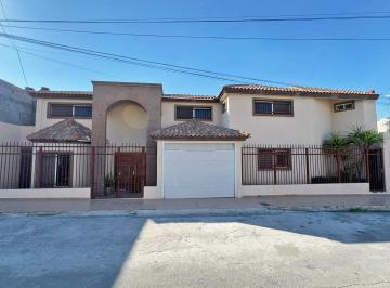 Casa de 6 habitaciones, Ramos Arizpe · Casa en Venta en Col. del Valle en Ramos