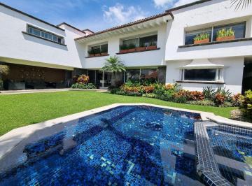 Casa · 1050m² · 4 Recámaras · 4 Estacionamientos · Casa - Club de Golf Tabachines