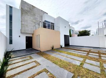 Casa · 179m² · 3 Recámaras · 3 Estacionamientos · Casa en Venta en Foresta Metepec con Vista a La Laguna, 3 Recámaras