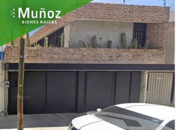 Casa · 231m² · 3 Recámaras · 2 Estacionamientos · Jardines del Moral Oficinas en Venta