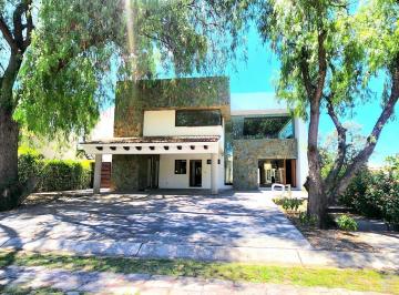 Casa · 553m² · 4 Recámaras · 6 Estacionamientos · Casa en Club de Golf Balvanera Polo y Country Club