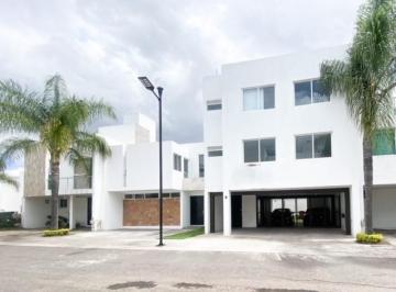 Casa · 250m² · 3 Recámaras · 4 Estacionamientos · Casa en Jardines de La Hacienda