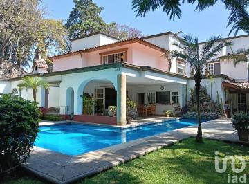 Casa · 1000m² · 7 Recámaras · 9 Estacionamientos · En Venta Residencia con Uso de Suelo Mixto. en Cuernavaca, Mor.