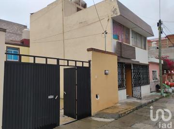 Casa · 300m² · 5 Recámaras · 6 Estacionamientos · Casa con Terreno y Departamento Independiente en El Centro de Pachuca