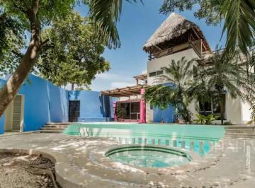 Casa · 230m² · 4 Recámaras · 2 Estacionamientos · Casa en Renta en Av Huayacan
