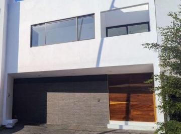 Casa · 217m² · 4 Recámaras · 2 Estacionamientos · Casa en Venta en Capital Norte