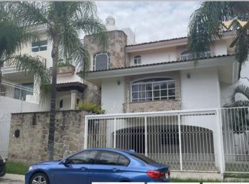 Casa · 450m² · 4 Recámaras · 3 Estacionamientos · Casa en Venta en Bugambilias Segunda Sección