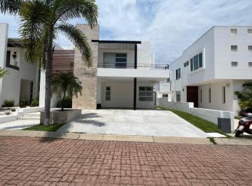 Casa · 313m² · 4 Recámaras · 4 Estacionamientos · Casa en Venta Marina Vallarta