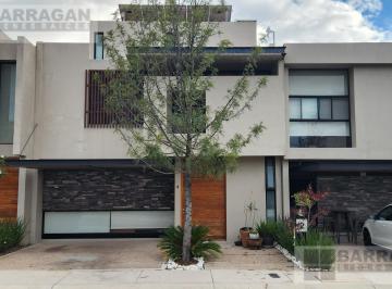 Casa · 212m² · 3 Recámaras · 2 Estacionamientos · Casa en Venta en Dos Niveles en El Refugio