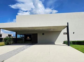 Casa · 456m² · 4 Recámaras · 5 Estacionamientos · Casa en Tequisquiapan