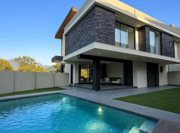 Casa de 4 habitaciones, Monterrey · Casa en Venta en Sierra Alta 10 Mo Sector Carretera Nacional.