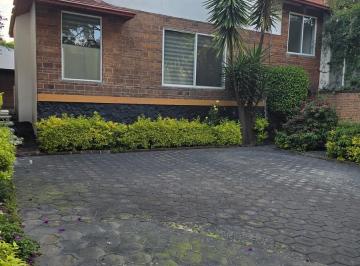 Casa · 283m² · 3 Recámaras · 4 Estacionamientos · Hermosa Casa con Amplio Patio y Terraza Trasera.