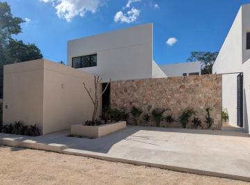 Casa · 200m² · 3 Recámaras · 2 Estacionamientos · Casa en Venta en Cholul, Mérida