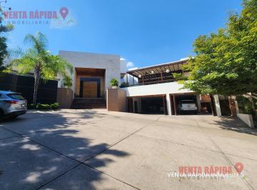 Casa · 1060m² · 4 Recámaras · 6 Estacionamientos · Casa en Fraccionamiento Lomas del Bosque