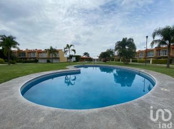 Casa · 138m² · 3 Recámaras · 1 Estacionamiento · Venta de Casa en Condominio con Alberca en Hacienda del Bosque Cocoyoc