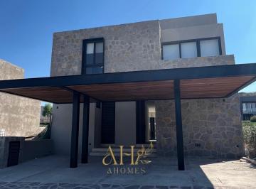 Casa · 197m² · 5 Recámaras · 3 Estacionamientos · Casa - Altozano El Nuevo Queretaro