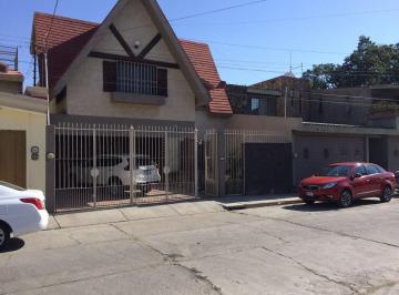 Casa · 300m² · 3 Recámaras · 2 Estacionamientos · Casa en Venta Prol. Moderna