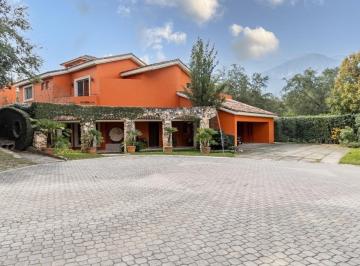 Casa · 850m² · 3 Recámaras · 3 Estacionamientos · Hermosa Residencia en Las Estancias