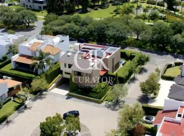 Casa · 634m² · 3 Recámaras · 5 Estacionamientos · Casa en Venta en El Campanario, Querétaro.