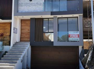 Casa de 3 habitaciones, Tlajomulco de Zúñiga · Hermosa Casa a Estrenar con Sótano, Frente a Parque (Coto con Alberca)