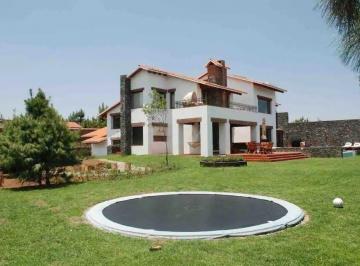 Jardín con brincolín y juegos infantiles · Hermosa Cabaña de Lujo en Pueblo Mágico