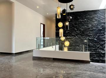 Casa · 464m² · 4 Recámaras · 2 Estacionamientos · Casa Nueva en Residencial Country con Alberca