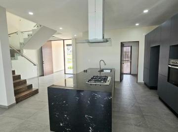 Casa · 219m² · 3 Recámaras · 2 Estacionamientos · Casa en Venta en Real Campestre Cluster 5