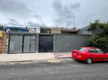 FACHADA · Casa de Espacios Amplios y Funcionales