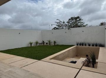 Casa de 4 habitaciones, Mérida · Casa en Venta en Privada en Temozón Norte