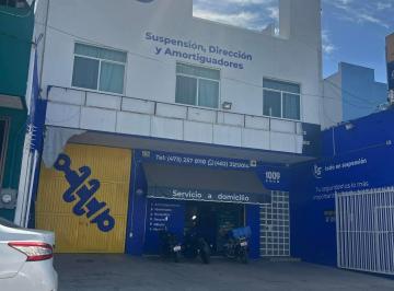 Edificio de 12 habitaciones, Irapuato · Propiedad con Local Comercial, y 4 Departamentos