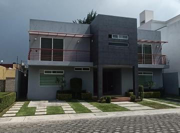 Casa en condominio · 326m² · 4 Recámaras · 4 Estacionamientos · Hermosa Residencia a La Venta en Metepec - Zona de Town Square