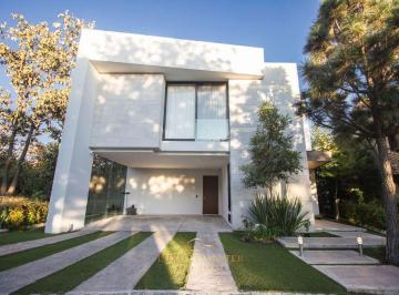 Casa · 386m² · 4 Recámaras · 4 Estacionamientos · Casa en Venta en El Cielo Country Club
