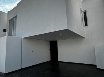 Casa · 185m² · 4 Recámaras · 2 Estacionamientos · Casa en Venta en St. Angelo