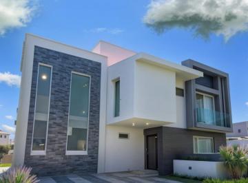 Casa de 4 habitaciones, Corregidora · Casa en Venta en Real del Bosque, Sótano, 4 Recámaras, 4.5 Baños, Equipada, Lujo