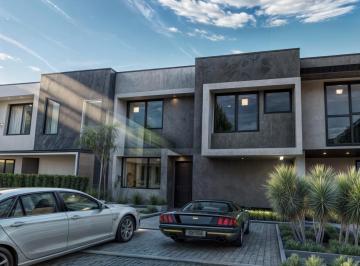 Casa de 4 habitaciones, Querétaro · Hermosa Casa en Altozano, 4 Recámaras, 4 Baños Completos, Cto Servicio con Baño