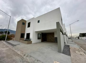 Casa · 151m² · 3 Recámaras · 2 Estacionamientos · Casa en Saltillo